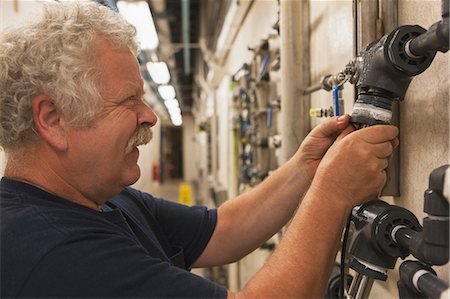 processing - Engineer putting a rebuilt O2 electrochemical sensor probe into service on piping in water treatment plant Foto de stock - Sin royalties Premium, Código: 6105-06703112