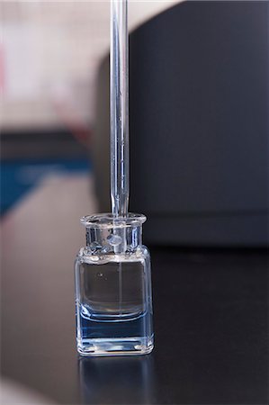 erlenmeyer flask and beaker - Pipetting water sample and indigo solution in water treatment plant Photographie de stock - Premium Libres de Droits, Code: 6105-06703120