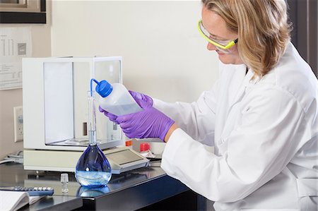 simsearch:632-01612776,k - Laboratory scientist adding distilled water to water sample flask Photographie de stock - Premium Libres de Droits, Code: 6105-06703129