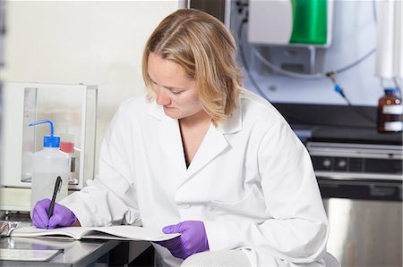 Laboratory scientist recording chemical analysis data in a laboratory Stock Photo - Premium Royalty-Free, Code: 6105-06703131