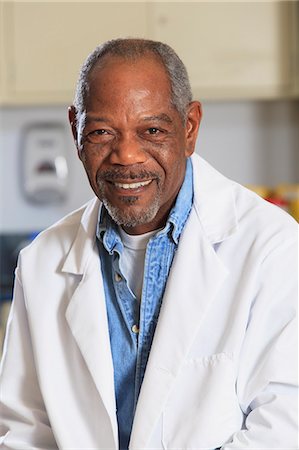 enseñante (hombre y mujer) - Portrait of a professor in a chemistry lab Foto de stock - Sin royalties Premium, Código: 6105-07521248