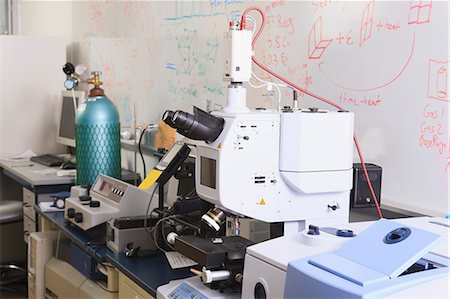 University chemistry laboratory with x-ray fluorescence analyzers and compressed gas cylinder Foto de stock - Sin royalties Premium, Código: 6105-07521378