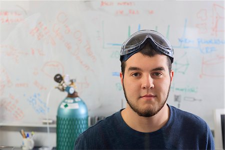 Portrait of an engineering students in chemical analysis laboratory Photographie de stock - Premium Libres de Droits, Code: 6105-07521379