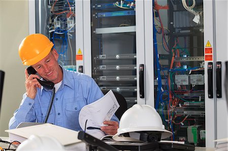 simsearch:6105-07744487,k - Electrical engineer reviewing process diagrams in operations room of electric power plant Foto de stock - Sin royalties Premium, Código: 6105-07521459