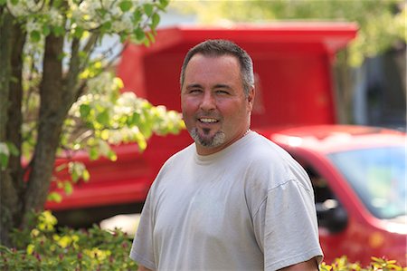simsearch:6105-07521417,k - Landscaper in a garden with his truck in the background Foto de stock - Royalty Free Premium, Número: 6105-07521421