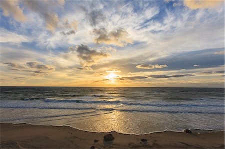 Sunrise over ocean at Crescent Beach on Block Island, Rhode Island, USA Stock Photo - Premium Royalty-Free, Code: 6105-07744393