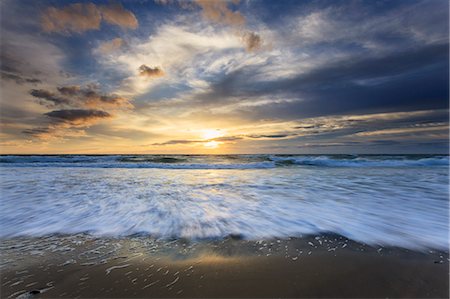 Sunrise over ocean at Crescent Beach on Block Island, Rhode Island, USA Foto de stock - Royalty Free Premium, Número: 6105-07744392