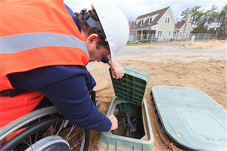 simsearch:6105-07744517,k - Construction engineer with spinal cord injury inspecting utility box Fotografie stock - Premium Royalty-Free, Codice: 6105-07744497