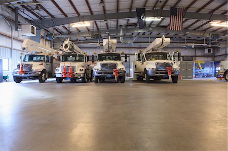 Bucket lift trucks in repair garage at electric plant Photographie de stock - Premium Libres de Droits, Code: 6105-07744411