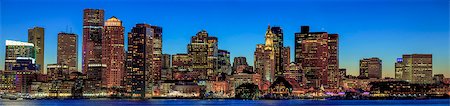 sera - Boston skyline with the Seaport District and Moakley Courthouse at dusk viewed from East Boston, Massachusetts, USA Foto de stock - Sin royalties Premium, Código: 6105-07744419