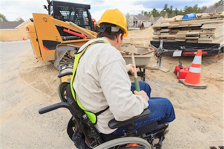 simsearch:6105-07744367,k - Construction supervisor with Spinal Cord Injury putting shovel into wheelbarrow Foto de stock - Sin royalties Premium, Código: 6105-07744500