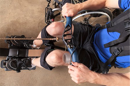 sangle - Man with spinal cord injury using his rowing machine with a muscle stimulator attached Photographie de stock - Premium Libres de Droits, Code: 6105-07744516