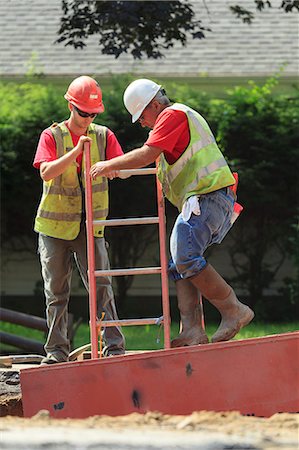 portland, maine - Construction workers going down ladders into shoring Photographie de stock - Premium Libres de Droits, Code: 6105-08211260