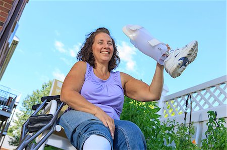 Woman with Spina Bifida showing off new leg brace Photographie de stock - Premium Libres de Droits, Code: 6105-08211307