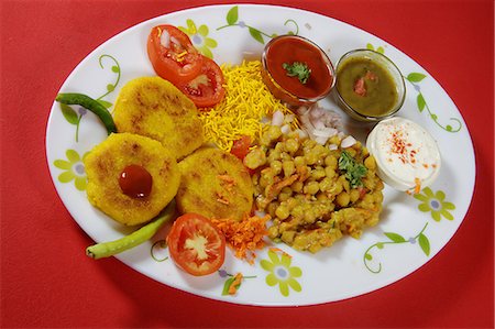 pomme de terre hachées - Ingrédients de chaat servie dans une assiette Photographie de stock - Premium Libres de Droits, Code: 6107-06117445