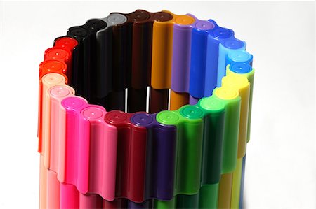 simsearch:6107-06117458,k - Close-up of assorted sketch pens arranged in a circle Stock Photo - Premium Royalty-Free, Code: 6107-06117453