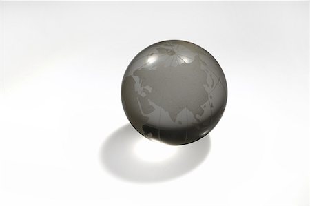 Crystal globe on white background Foto de stock - Sin royalties Premium, Código: 6107-06117451
