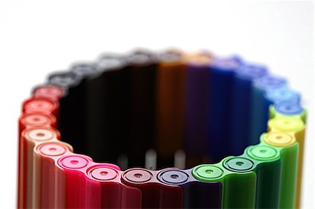 simsearch:6107-06117458,k - Close-up of assorted sketch pens arranged in a circle Stock Photo - Premium Royalty-Free, Code: 6107-06117454