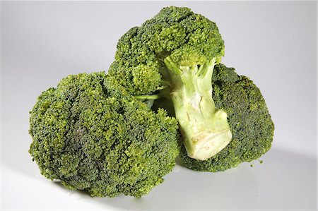 Broccoli on white background Fotografie stock - Premium Royalty-Free, Codice: 6107-06117463