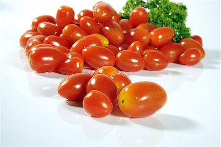 simsearch:6107-06117538,k - Close-up of tomatoes and coriander leaves Foto de stock - Sin royalties Premium, Código: 6107-06117473