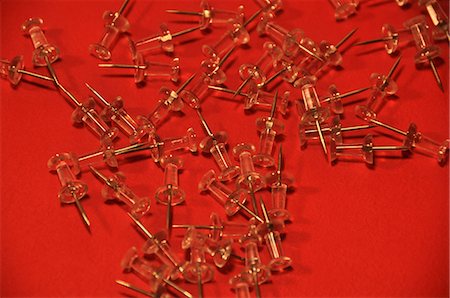 punaise - Clics-infos sur fond rouge Photographie de stock - Premium Libres de Droits, Code: 6107-06117480