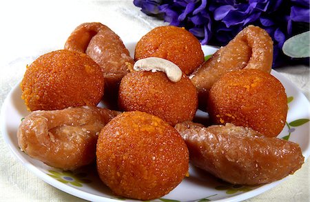 Close-up of traditional Indian sweets Foto de stock - Sin royalties Premium, Código: 6107-06117545