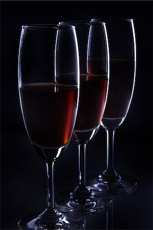 Gros plan de trois verres de vin sur fond noir Photographie de stock - Premium Libres de Droits, Code: 6107-06117561