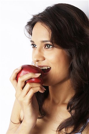 derecha - Gros plan d'une jeune femme qui mange une pomme rouge Photographie de stock - Premium Libres de Droits, Code: 6107-06117501