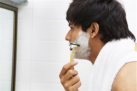 simsearch:6107-06117509,k - Close-up of a man shaving his face Foto de stock - Sin royalties Premium, Código: 6107-06117506