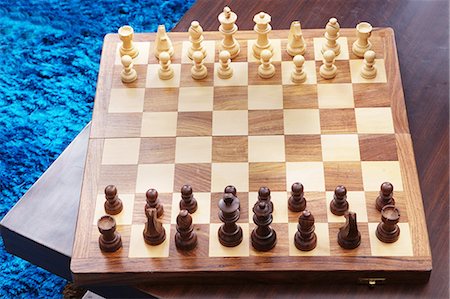 Close up chess pieces on a chess board Foto de stock - Sin royalties Premium, Código: 6107-06117603