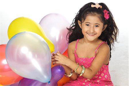Girl sitting with a balloon,smiling Foto de stock - Sin royalties Premium, Código: 6107-06117852