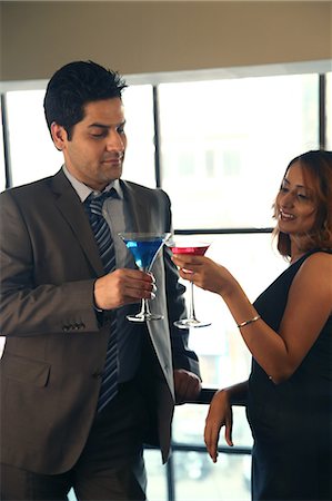 Businessman and woman with cocktails Foto de stock - Sin royalties Premium, Código: 6107-06118091