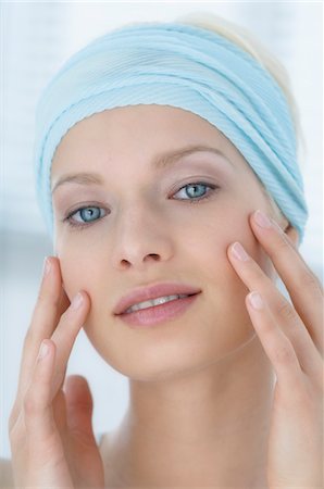 Young Woman face with make up, looking at the camera, fingers on her face, close-up (studio) Foto de stock - Sin royalties Premium, Código: 6108-05855740