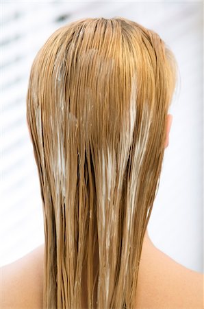 simsearch:6108-05855799,k - Young woman with hair mask, view from the back, close up (studio) Foto de stock - Sin royalties Premium, Código: 6108-05855776