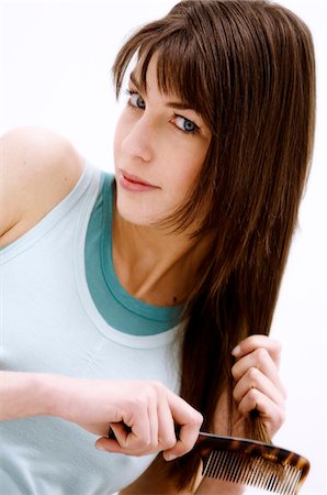 Porträt einer jungen Frau, die ihre Haare zu kämmen Stockbilder - Premium RF Lizenzfrei, Bildnummer: 6108-05855783