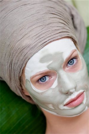 simsearch:6108-05855731,k - Jeune femme visage avec masque de beauté Photographie de stock - Premium Libres de Droits, Code: 6108-05855719