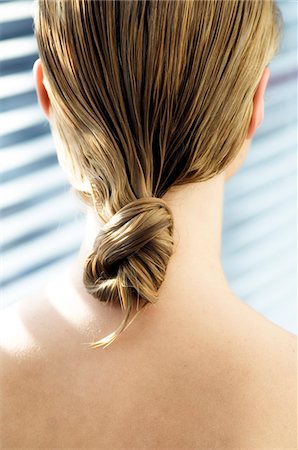 simsearch:6108-05855809,k - Jeune femme avec les cheveux mouillés, vue depuis l'arrière, de gros plan (studio) Photographie de stock - Premium Libres de Droits, Code: 6108-05855840