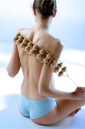 dos objetos - Femme nue avec culotte, à l'aide de masseur en bois sur son dos Photographie de stock - Premium Libres de Droits, Code: 6108-05855860