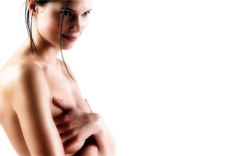 dévêtu - Portrait d'une femme nue, les mains sur ses seins (studio) Photographie de stock - Premium Libres de Droits, Code: 6108-05855881