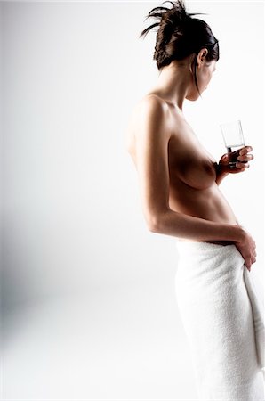 shoulder (anatomy) - Naked woman, bath towel on her buttocks, water glass in her hand (studio) Foto de stock - Sin royalties Premium, Código: 6108-05855888