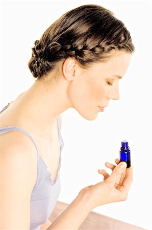 respirer - Femme avec huiles essentielles Photographie de stock - Premium Libres de Droits, Code: 6108-05855928