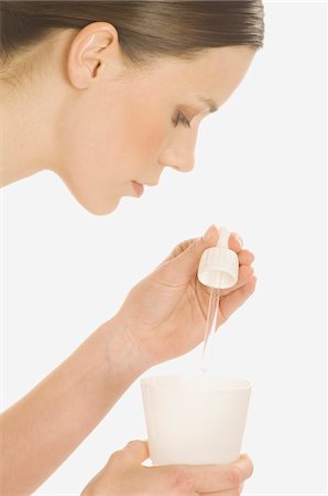 pouring - Woman with glass and essential oil Foto de stock - Sin royalties Premium, Código: 6108-05855933