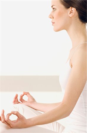 simsearch:6108-05855964,k - Young woman sitting in profile, yoga attitude Foto de stock - Sin royalties Premium, Código: 6108-05855939