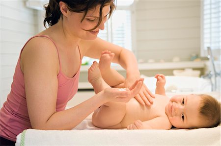 sentido - Mother and naked baby, skin care Foto de stock - Sin royalties Premium, Código: 6108-05856042