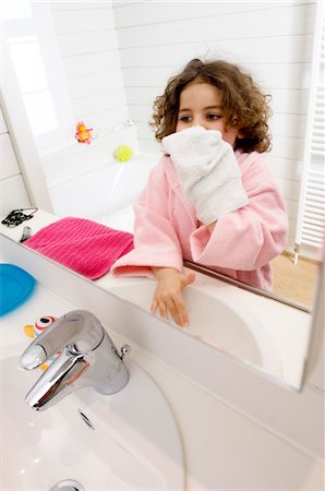 simsearch:6108-05856072,k - Little girl in bathroom with washcloth Fotografie stock - Premium Royalty-Free, Codice: 6108-05856075
