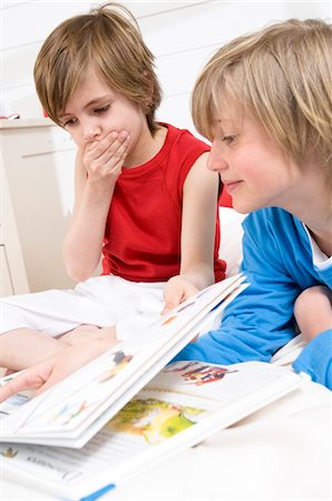 sign book - 2 children reading Stock Photo - Premium Royalty-Free, Code: 6108-05856088