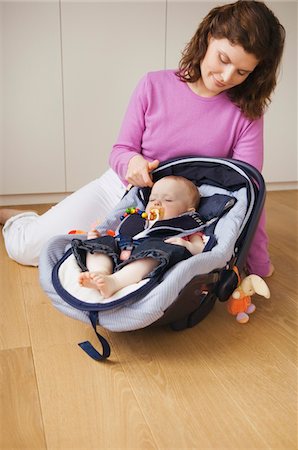 dummy (pacifier) - Mother looking at her baby sleeping Foto de stock - Sin royalties Premium, Código: 6108-05856031