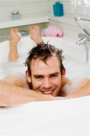 simsearch:6108-05856159,k - Young man having a bath, smiling for the camera Foto de stock - Sin royalties Premium, Código: 6108-05856144