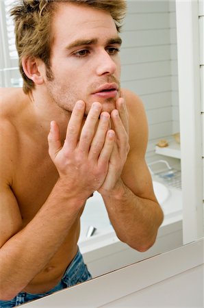 simsearch:6108-05856548,k - Barechested man in front of bathroom mirror Foto de stock - Sin royalties Premium, Código: 6108-05856187