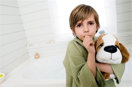 pollice - Little boy sucking his thumb, holding stuffed dog Fotografie stock - Premium Royalty-Free, Codice: 6108-05856101